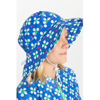 girl wearing the Swim Hat CORAL
    		