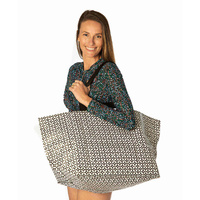 girl wearing Beach Bag Mamiko Black
    		